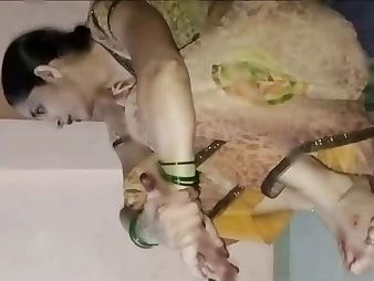 Indian Aunty gets creampied hard in Meri Chut Me Apnamota Land by a torrid school man