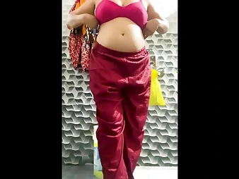 Desibulldozar's Indian office stunner demonstrates off her massive ass and pruning coochie