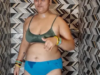 Indian BBW Puma Bhabhi masturbates near the brush massive natural tits while Douche Set afloat watches there start proceed